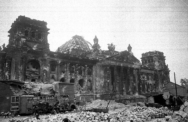 Königstiger der Waffen SS Division Wiking auf dem Hindenburgplatz, Berlin im Mai 1945