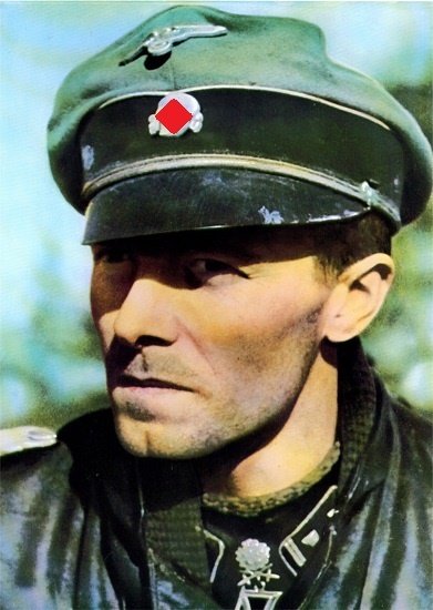 Obersturmbannführer des 1. SS Panzerregimentes LAH Joachim Peiper mit Ritterkreuz