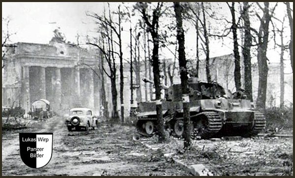 Schlacht um Berlin 1945 - Tiger vor dem Brandenburger tor